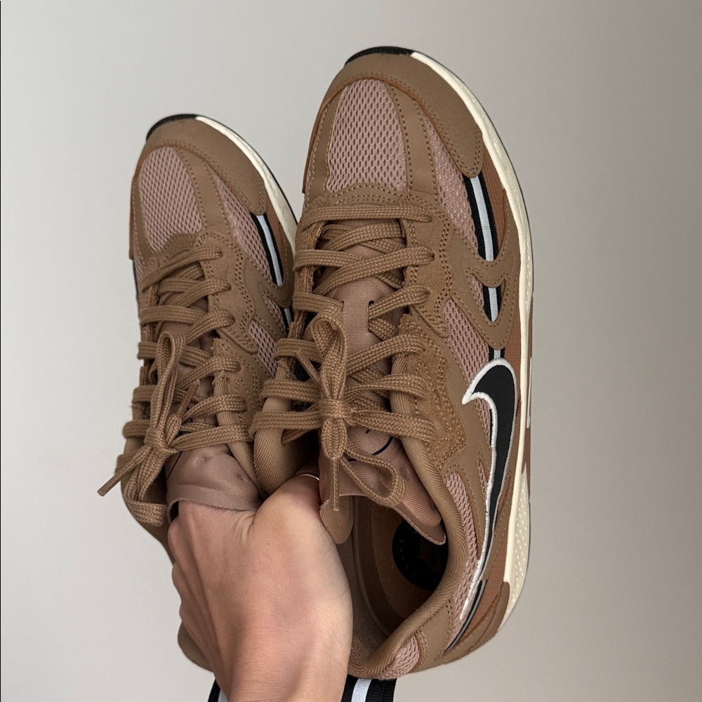 Nike sneakers wmn’s size 10.5 - Picture 3 of 4